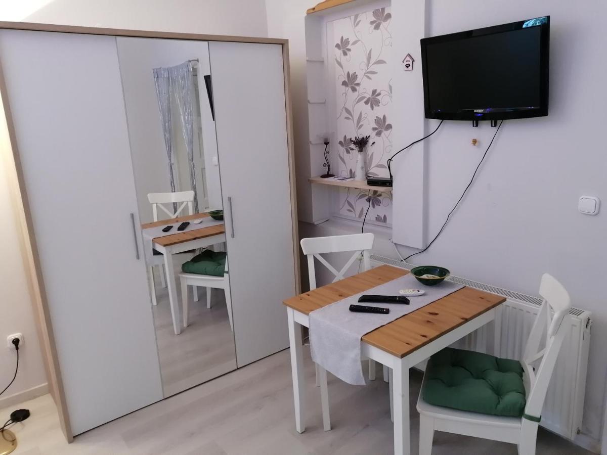 Anna Vendeghaz Apartment เคสเท ภายนอก รูปภาพ